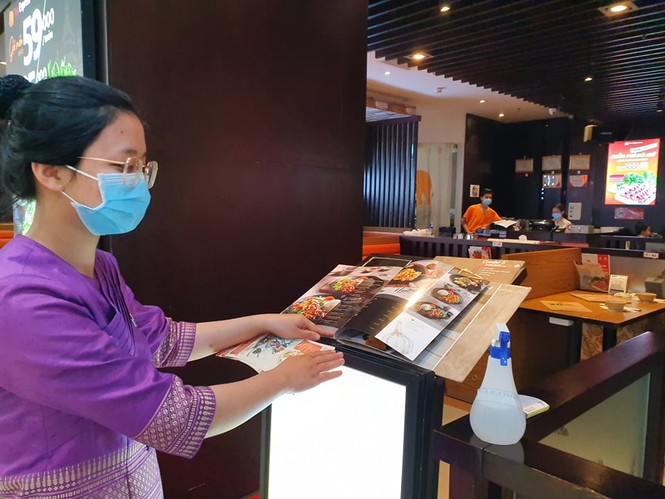 Nhà hàng Hà Nội đo thân nhiệt khách, rửa bát bằng nước sôi phòng dịch Covid- 19 - ảnh 1