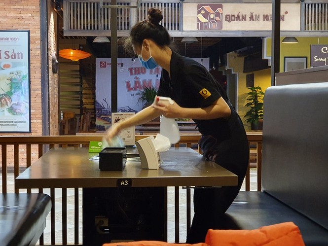 Nhà hàng Hà Nội đo thân nhiệt khách, rửa bát bằng nước sôi phòng dịch Covid- 19 - ảnh 6