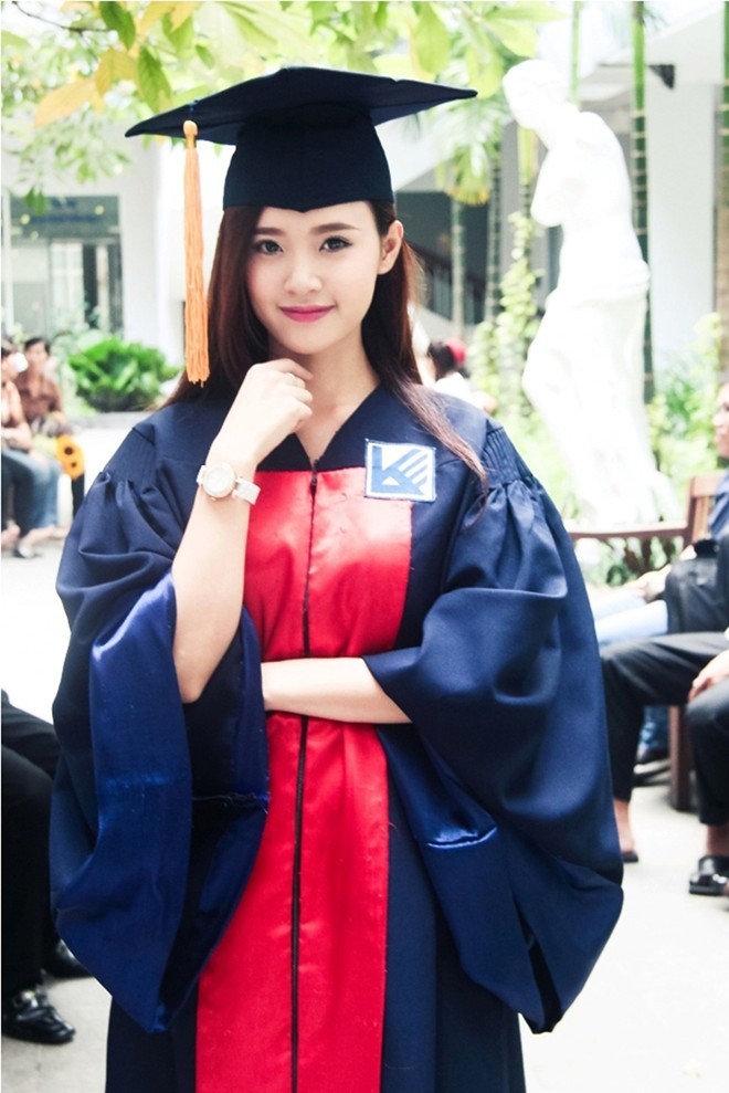 Cùng với bạn bè của mình, Midu đã có một buổi lễ ấm cúng, đầy ắp hoa và những lời chúc mừng từ thầy cô, bạn bè và gia đình