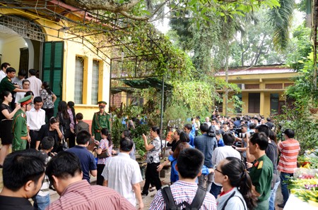 Đồng bào cả nước đến chia buồn với gia đình và tưởng niệm Đại tướng