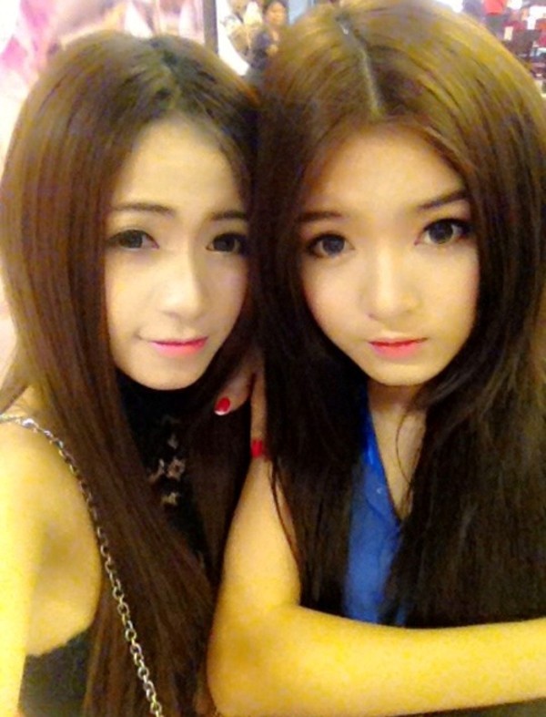 Chẻ mái giữa, đeo lens, làm mắt tròn xoe khi chụp ảnh khiến nhiều hot girl trông giống nhau. Lily Luta và cô bạn của mình cũng từng khiến người xem cảm nhận được sự giống nhau đầy rập khuôn trong vẻ đẹp của họ