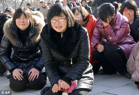 Thế hệ trẻ Triều Tiên quỳ gối và gào khóc.