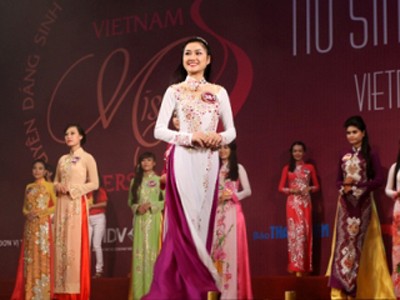 Các thí sinh thể hiện nét đẹp với tà áo dài