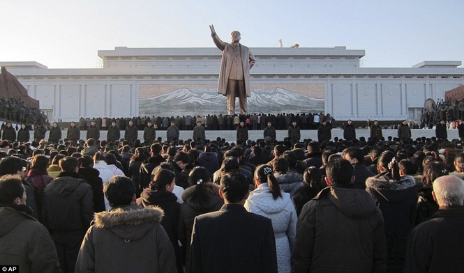 Tưởng nhớ tới ông Kim Jong Il trươc tượng đài cố lãnh đạo Kim Nhật Thành