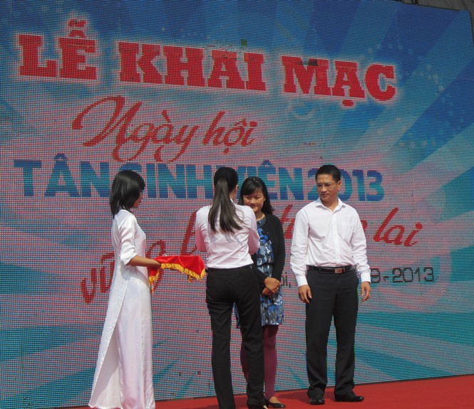 Ban tổ chức tặng quà lưu niệm cho nhà tài trợ chương trình