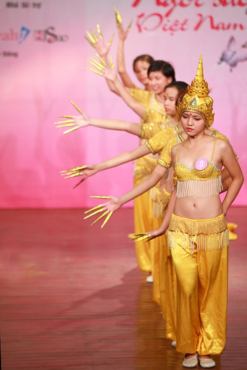 Màn trình diễn thời trang 'gây sốc' của 9x - ảnh 5
