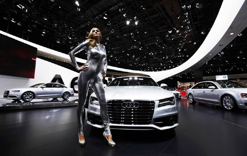 Người mẫu đứng cạnh chiếc Audi A7 tại triển lãm ô tô Bắc Mỹ (NAIAS) 2011
