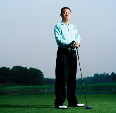 Wu Xiangbing là giám đốc học viện golf của Guanlan's Mission Hills Golf Club, câu lạc bộ golf danh giá nhất Trung Quốc. Wu từng là tay chơi chuyên nghiệp và đã 4 lần vô địch golf toàn quốc. Golf đang là môn thể thao được giới nhà giàu Trung Quốc ưa chuộng những năm gần đây, nhưng trình độ phát triển vẫn còn non nớt. Hiện con số người chơi dao động từ 300.000 đến 3 triệu. Đây là một mỏ vàng
