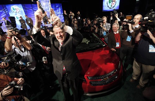 Tom Stephens, phó chủ tịch General Motors, nâng cao giải thưởng Xe của năm tại triển lãm ô tô Bắc Mỹ 2011 cho mẫu Chevrolet Volt