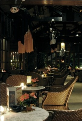 2. Tại Khu nghỉ dưỡng Furama Resort Đà Nẵng, lễ hội Halloween năm nay, tiếp tục tổ chức công phu, nhiều tiết mục ấn tượng ấn tượng mới, trong đó đêm hội hóa trang Halloween tối ngày 30/10 được xem là ‘đỉnh điểm”. Không khí Halloween tràn ngập ở các phòng ăn, dạ hội. Những xác chết treo lủng lẳng... quầy rượu hiện lên ngôi nhà ma mờ ảo, phục vụ thức uống trong đêm hội hóa trang cho du khách.