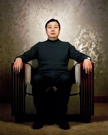 Wu Xie'en là bí thư đảng ủy làng Hoa Tây, ngôi làng giàu có nhất Trung Quốc. Ông và gia đình hầu như có uy lực tuyệt đối ở ngôi làng kiểu mẫu về phát triển kinh tế này. Được biết đến như là