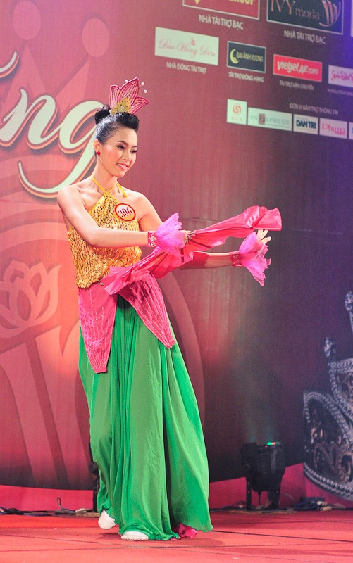 19-8, Thu Thảo là một trong 10 thí sinh dự thi chung kết Người đẹp Tài Năng