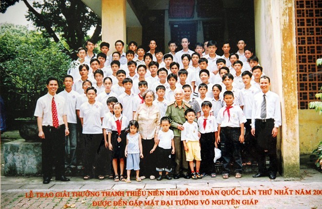 Ảnh Đại tướng Võ Nguyên Giáp và phu nhân - bà Đặng Bích Hà chụp cùng đoàn học sinh. Loạt ảnh này được cậu bé mang theo sáng nay.
Bài viết: http://news.zing.vn/Mang-ky-vat-den-vieng-Dai-tuong-than-dong-gay-xuc-dong-post359276.html
Nguồn Zing News