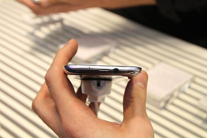 Giắc cắm 3,5mm chuẩn ở đỉnh máy, dù Galaxy S3 rất mỏng, chỉ 6,8mm.