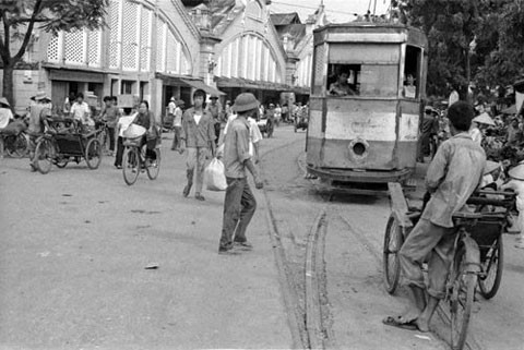 Đường tàu điện (phía trước chợ Đồng Xuân), phương tiện công cộng rất quan trọng ở Hà Nội thập kỷ 1970 – 1980... Tiếng leng keng của tàu điện là một kí ức đẹp trong lòng người Hà Nội. Nhảy tàu cũng là một