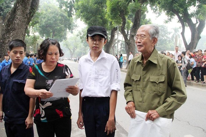 Những người đi viếng Đại tướng trong ngày cuối cùng khá tò mò với bức ảnh cậu mang theo
Bài viết: http://news.zing.vn/Mang-ky-vat-den-vieng-Dai-tuong-than-dong-gay-xuc-dong-post359276.html
Nguồn Zing News