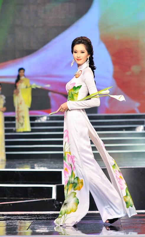 Tại đêm Chung kết Hoa hậu Việt Nam 2012 tại cung thể thao Tiên Sơn, TP Đà Nẵng, Đặng Thu Thảo trong phần trình diễn trang phục áo dài