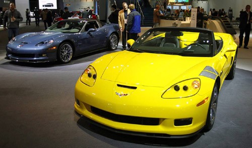 Chevrolet Corvette (màu vàng) và Corvette ZR1 2011 tại