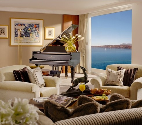 Căn hộ được bố trí thang máy riêng, đàn piano hiệu Steinway cùng hệ thống kết nối với một sân bay trực thăng
