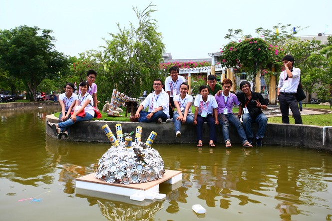 Các bạn sinh viên bên tác phẩm hoàn thành