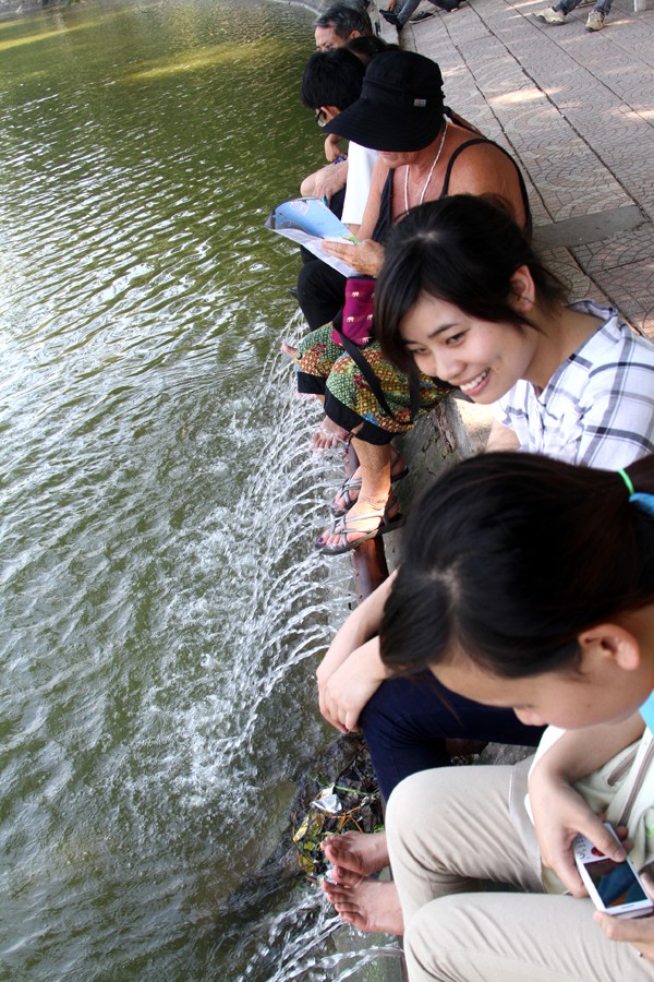 Nhóm bạn của Nam (sinh viên trường Đại học Thương Mại, Đại học Mỏ...) ngồi nghỉ mát bên Hồ Gươm sau một vòng dạo hồ