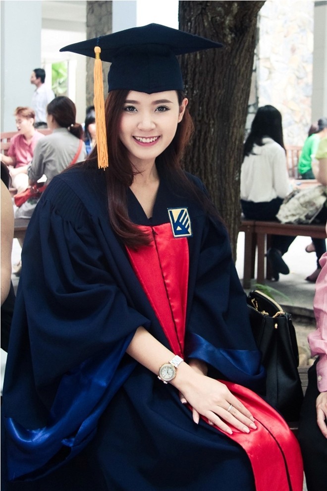 Hôm qua (30/10), Midu đã chính thức nhận tấm bằng tốt nghiệp đại học Kiến Trúc TP.HCM khoa Thiết kế thời trang. Sau 5 năm theo học tại đây, cô đã vinh hạnh được tham gia buổi lễ trang trọng dành cho các cử nhân của trường