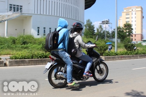 Biết là sai luật và nguy hiểm, song ngày càng nhiều sinh viên hưởng ứng