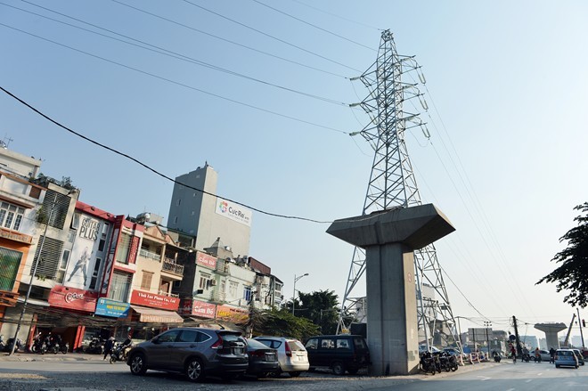 Bộ Giao thông Vận tải vừa đưa ra tiến độ chạy thử tàu điện Cát Linh - Hà Đông từ tháng 1/2015 và chính thức khai thác từ tháng 6/2015. Để đảm bảo tiến độ, các trụ cầu phải thi công xong vào tháng 6/2014 và lắp đặt xong ray vào tháng 9. Dự kiến các nhà ga phải hoàn thành vào cuối năm 2014. Tuy nhiên một hệ thống đường dây điện cao thế mới mọc lên cách đây vài tháng tại khu vực Hào Nam, gần ngã tư Đê La Thành khiến người dân không hiểu các nhà quy hoạch, quản lý đô thị đang gặp trục trặc gì mà bị chồng chéo trong xây dựng như vậy