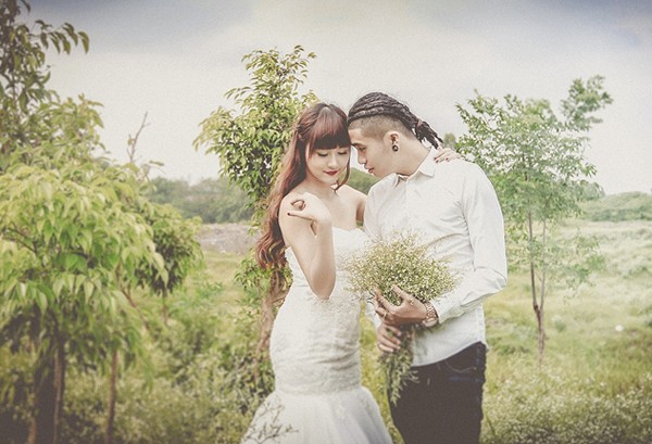 Cũng chính bộ ảnh chụp để kỉ niệm tình yêu này đã khiến Hà Lade dính nghi án sắp lên xe hoa ở tuổi 19. Sau đó, cô đã kịp thời đính chính, sau khi Hà Lade tung bộ ảnh tình yêu ngọt ngào của mình, nhiều hot girl cũng rủ người yêu chụp ảnh cưới giả. Đây đã từng là một trào lưu rất