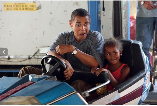 Ngày 16 tháng 8 năm 2007: Thượng nghị sĩ Obama vui đùa cùng cô con gái tại Hội chợ bang Iowa
