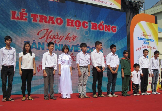 40 suất học bổng được trao cho tân thủ khoa xuất sắc, tân thủ khoa, tân sinh viên có hoàn cảnh khó khăn trị giá hơn 265 triệu đồng