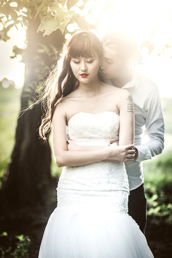 Hà Lade lộ hình xăm trên cánh tay khi tạo dáng, nhiều người cho rằng những lời lẽ ngọt ngào ấy là dành tặng cho Ứng Duy Kiên - nửa kia của Hà. Tình yêu của hot girl này và bạn trai vẫn êm đẹp, họ chưa từng có scandal nào