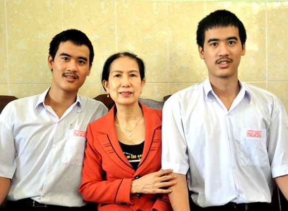 “Anh em nhà bác sĩ” học giỏi nhất của ĐH Y dược TP.HCM. Đỗ Văn – Đỗ Vũ, hai cái tên quen thuộc của thầy trò trường THPT Lê Khiết (Quãng Ngãi) với thành tích học tập rất đáng nể phục. Ngoài việc giống nhau về ngoại hình, cặp song sinh này còn có niềm yêu thích với môn Toán học và ẵm cả hai giải thưởng trong kỳ thi học sinh giỏi Toán cấp quốc gia