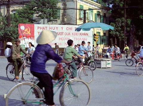 Hình ảnh đường phố Hà Nội những năm 80. Xe đạp là phương tiện đi lại chủ yếu, xe máy lúc đó là phương tiện vô cùng xa xỉ