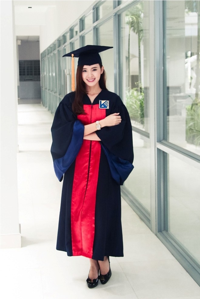 Khi cầm trên tay tấm bằng tốt nghiệp mà phải nổ lực rất nhiều mới có được, Midu chia sẻ “Đây là niềm vui và hạnh phúc rất lớn đối với tôi vì sau bao năm tháng miệt mài ở giảng đường Đại học, tôi cũng đã hoàn thành được giấc mơ của mình