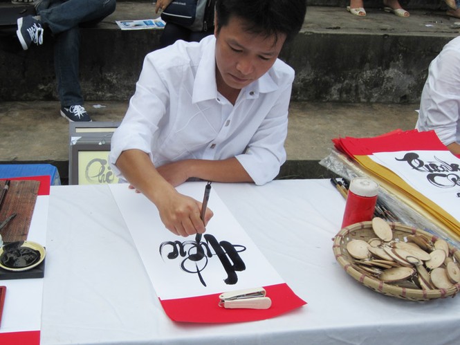 Là ngày hội sinh viên nên bạn sinh viên này còn viết thư pháp để bán