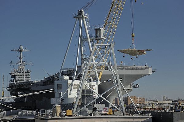 USS Harry S. Truman là tàu sân bay đầu tiên được lựa chọn để thử nghiệm X-47B