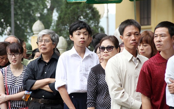 Hoàng Thân là một trong số ít những em bé vinh dự được chụp ảnh riêng với Đại tướng Võ Nguyên Giáp, ngay tại số nhà 30 Hoàng Diệu (Hà Nội), khi mới tròn 5 tuổi. Thân hiện học lớp 10 trường THPT Lê Quý Đôn (Hà Đông, Hà Nội). Sáng nay (10/10), Hoàng Thân cũng như bao người dân khác trên khắp mọi miền của tổ quốc đã xếp hàng để mong được vào tưởng niệm vị anh hùng dân tộc.
Bài viết: http://news.zing.vn/Mang-ky-vat-den-vieng-Dai-tuong-than-dong-gay-xuc-dong-post359276.html
Nguồn Zing News