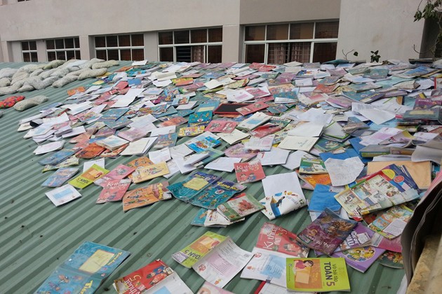 Hong khô sách,vở. Ảnh: VGP/Hương Thơm
