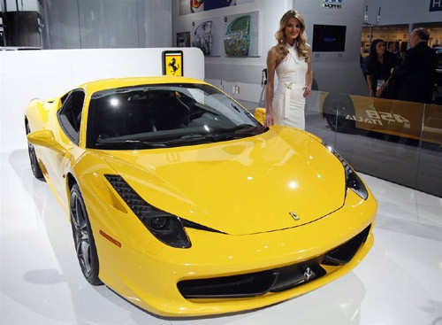 Một người mẫu đứng bên chiếc Ferrari 458 Italia