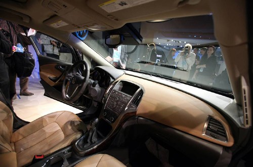 Bên trong chiếc Buick Verano, mẫu sedan cỡ nhỏ hạng sang đầu tiên của General Motors, và cũng là mẫu xe mới duy nhất của GM lần đầu ra mắt tại triển lãm năm nay