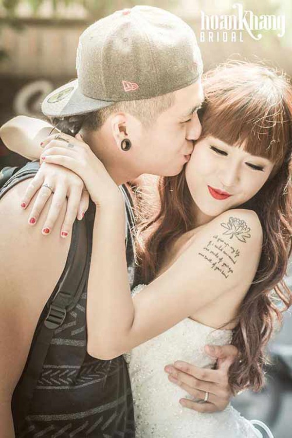 Sau một thời gian úp mở chuyện hẹn hò với một hot vlogger, Mie Nguyễn cũng chính thức thừa nhận tình cảm vào tháng 7 vừa qua. Mới đây, cô khoe những hình xăm đầy tình cảm. Nhiều người cho rằng, Mie xăm hình để kỷ niệm tình yêu
