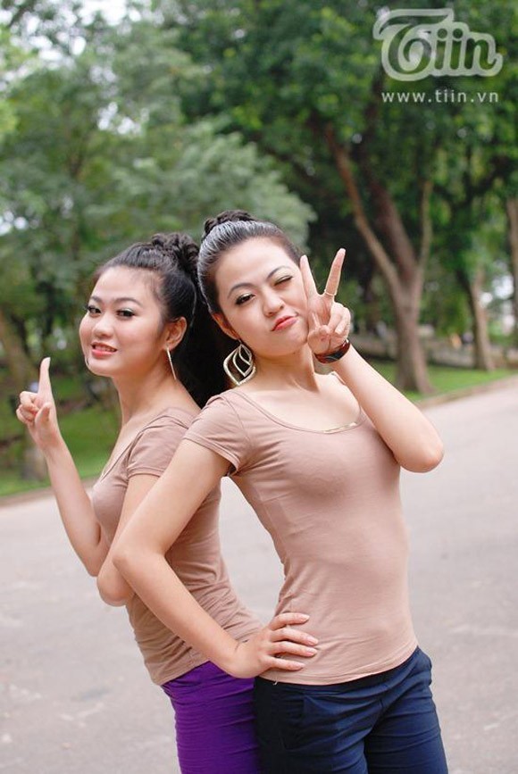 Năm vừa qua, bộ đôi này đã gây ấn tượng với khán giả truyền hình và giám khảo cuộc thi Hoa hậu các dân tộc Việt Nam. Tại đây, một lần nữ hai chị em sinh đôi Trần Nữ Thạch Linh và Trần Nữ Vương Linh đã chứng tỏ nét đẹp duyên dáng của mình với tà áo dài và đã dắt tay nhau lọt vào top 5 các thí sinh mặc trang phục truyền thống đẹp nhất