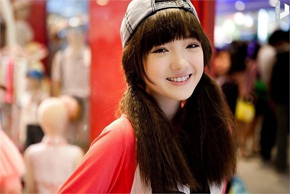 Nụ cười ngây thơ và ánh mắt thánh thiện đầy ma lực là một trong những vũ khí lợi hại của cô gái mới 13 tuổi này