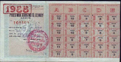 Phiếu mua xăng mô tô, xe máy. Phiếu này được mua theo mệnh giá lít ghi trên phiếu. Mỗi lần sử dụng, mậu dịch viên sẽ cắt bỏ một ô trên tờ phiếu tương ứng với số lượng mua