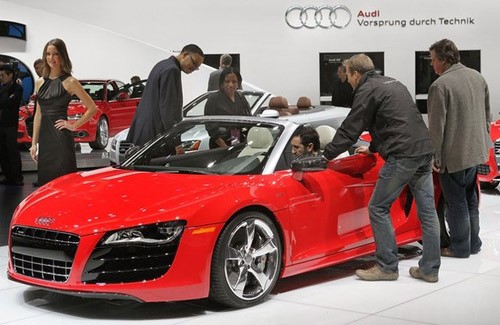 Các phóng viên tìm hiểu chiếc Audi R8 trong ngày mở cửa dành cho giới truyền thông, 11-1-2011. Triển lãm ô tô Bắc Mỹ 2011 mở cửa cho khách tham quan từ 15-23 tháng này