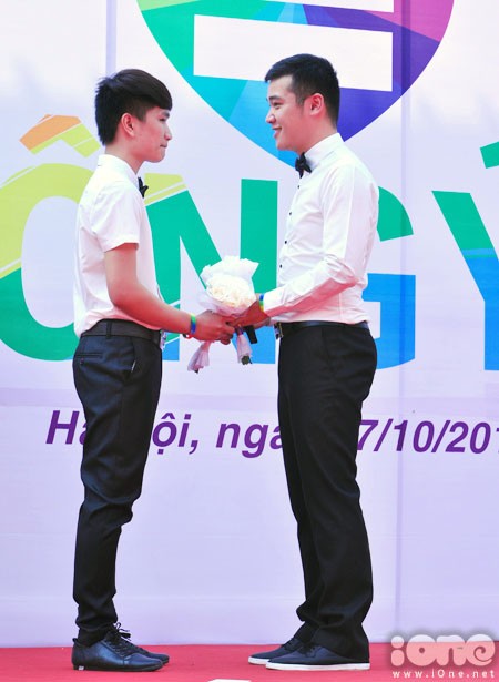 Tình cờ gặp nhau trên xe buýt, Dũng đã hát cho Thịnh nghe và tình yêu của họ bắt đầu. Kể từ đó, cặp đôi này bắt đầu bước vào cuộc đấu tranh với gia đình để bảo vệ hạnh phúc của mình. Ban đầu bố mẹ cả hai bên đều phán đối gay gắt chuyện yêu đồng giới của con. Tuy nhiên sau một thời gian thuyết phục bằng chính sự chân thành của mình, Dũng - Thịnh đã nhận được cái