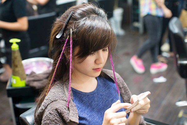 Tấm ảnh chụp trong lúc An đang được chuyên gia tạo kiểu tóc được chia sẻ trên mạng đã nhận được khá nhiều sự yêu thích. Trong khoảnh khắc này, Hoài An rất tự nhiên và xinh đẹp