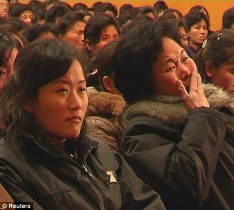 Người dân theo dõi thông tin cái chết nhà lãnh đạo Kim Jong Il và khóc