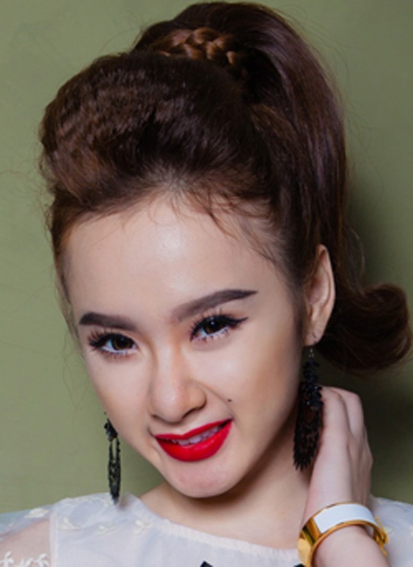 Gương mặt gượng gạo, kém tươi của hot girl vì son phấn quá đà và tác dung phụ của hậu phẫu thuật thẩm mỹ